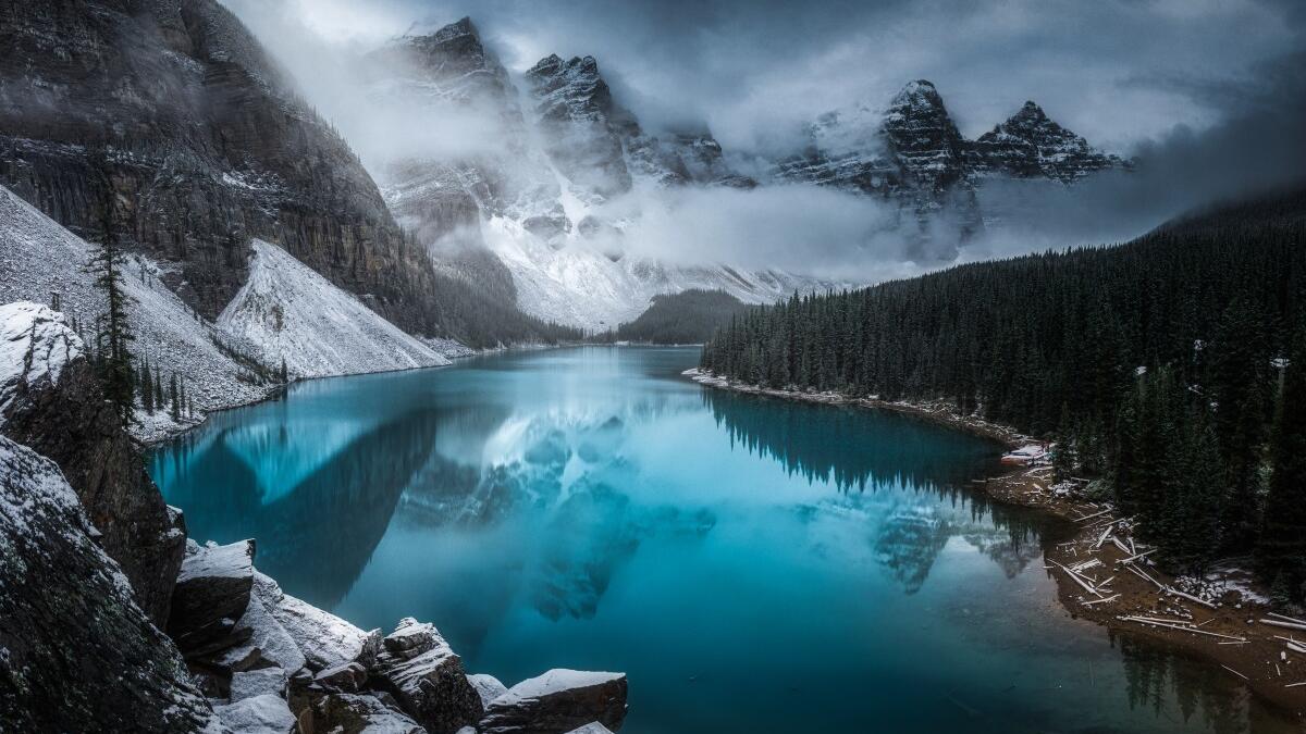 صورة بانورامية لبحيرة "مورين" في متنزه بانف الوطني، بكندا للمصور "تيمو هاينز".