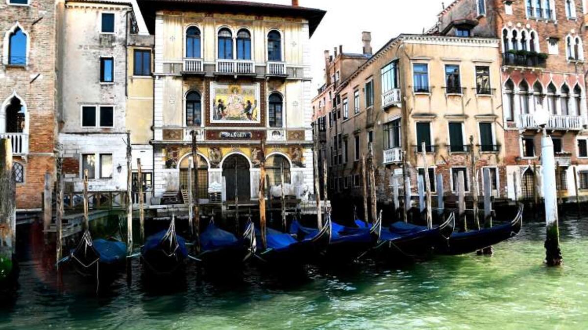 البندقية: قد اشتهرت بازدحامها الشديد بالسياح؛ حيث يصل إليها حوالي 30 مليون سائح كل عام، خاصة ساحة سان ماركو وجزيرة مورانو، اللتان أظهرت الصور الحديثة خلوهما الكبير من الزوار في الوقت الحالي.