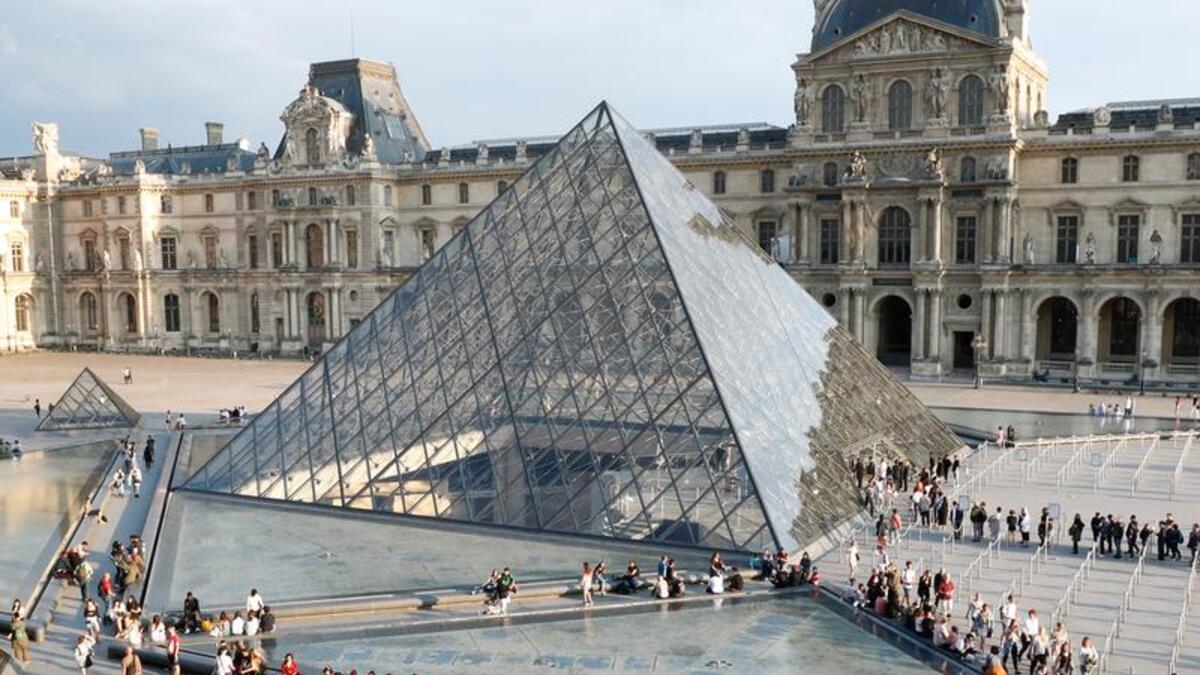 باريس: تم إغلاق متحف "اللوفر" الذي يستقطب حوالي 10 ملايين سائح سنويًا، خلال الأسبوع الماضي، وذلك بعد إضراب العاملين به، لخوفهم من الإصابة بـ"كورونا"، قبل إقرار السلطات إعادة افتتاحه الأسبوع المقبل بعد طمأنة العاملين.