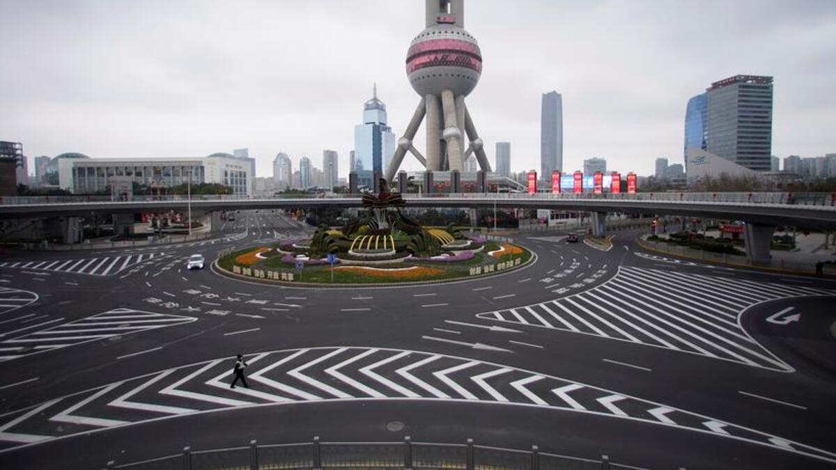 بكين: لا يوجد في ميدان تيان أنمن سوى عشرات السيارات التي تجوب في بعض الشوارع من دون أي أثر للمشاة.