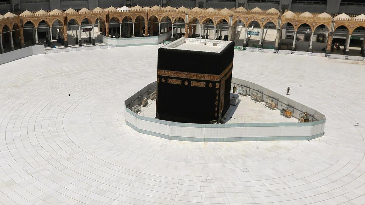 مكة المكرمة: تداول مغردون صورة لمجموعة من المصلّين يطوفون حول الكعبة المشرفة، من الأماكن الأكثر تقديسًا لدى المسلمين، وهو موقع مزدحم عادة، وذلك بعدما أوقفت السلطات السعودية مؤقّتًا مناسك العمرة في محاولة التصدّي لانتشار الفيروس.