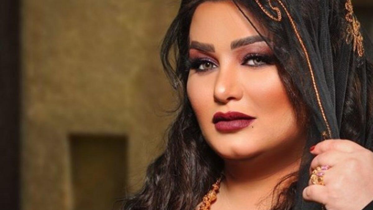 الفنانة الكويتية منى شداد تتواجد حاليًا في العاصمة القطرية الدوحة حيث كانت في طريقها الى جنيف لكن قرار إغلاق المطارات صدر قبل أن تكمل وجهتها.