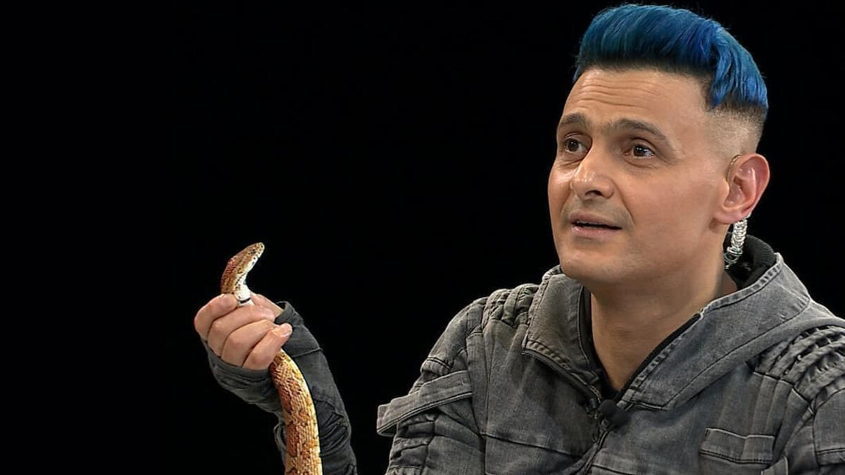 What Does Ramez Galal Do to His Guests in Ramez Majnoon Rasmi? | Al Bawaba