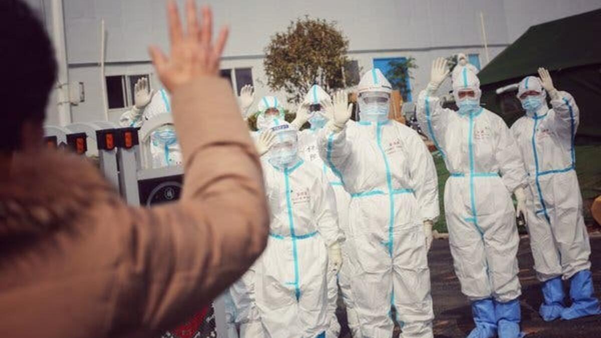 نسبة الشفاء: بدلًا من مراقبة عدد المصابين والوفيات فقط، لما لا تراقب عدد الأشخاص الناجين؛ فالغالبية العظمى من المرضى أي حوالي 80% من الحالات تكون الإصابة بالفيروس خفيفة جدًّا إلى متوسطة.