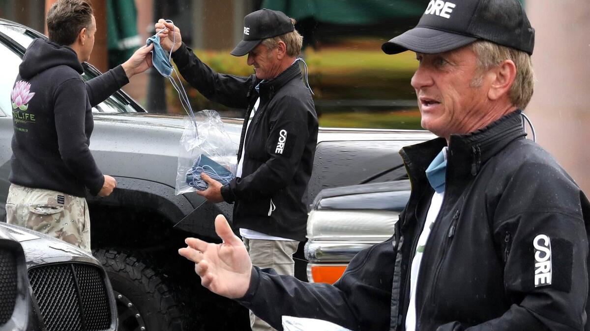 أطلق الممثل الحائز على جائزة الأوسكار "شون بن" من خلال منظمته غير الربحية (Core) حملة (الاختبارات المجانية للفيروس) والتي استفاد منها حتى الآن أكثر من 20 ألف شخص.