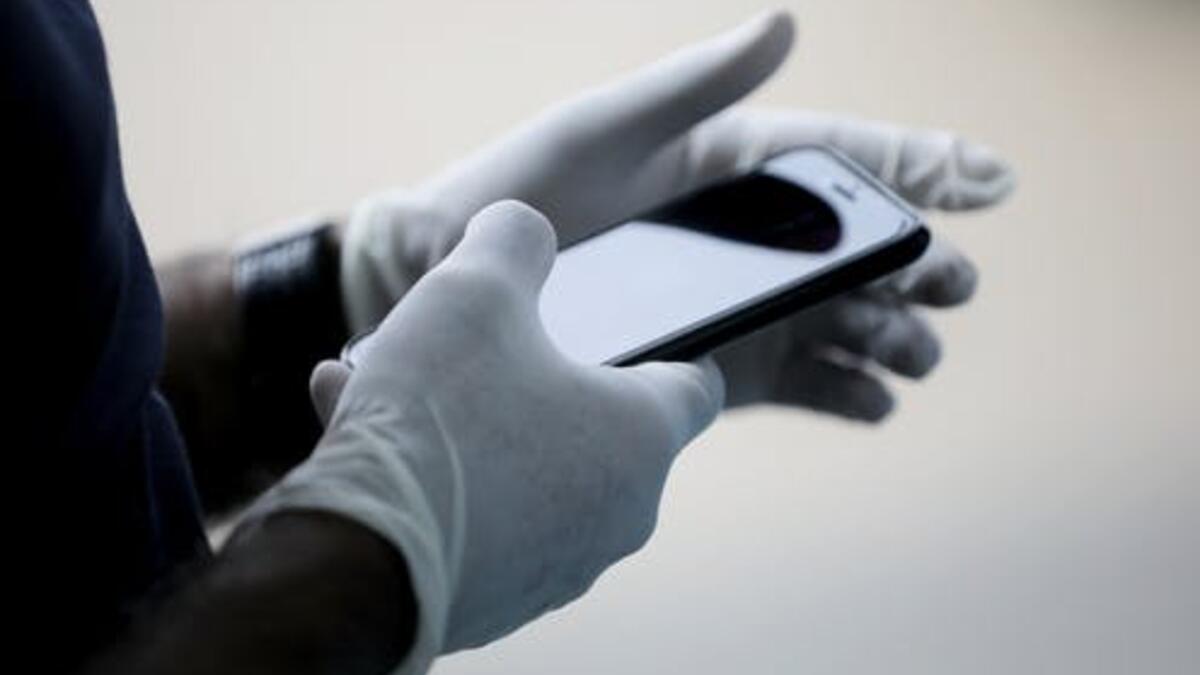 عروض مجانية عالمية: انهالت العروض المجانية من أجل إبقاء الناس في البيت قدر الإمكان، في عالم الكتب مثلًا تدفقت قوائم من الكتب المجانية التي يمكن قراءتها عبر الإنترنت.