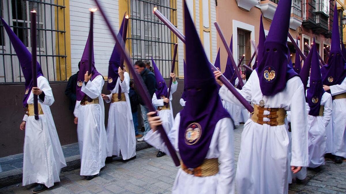 في إسبانيا، والتي تعد من الدول الأكثر تضررًا من انتشار الفيروس، أوقف السكان زياحات "درب الصليب" وهو تقليد شعبي مترسخ في هذا البلد منذ القرن السادس عشر.