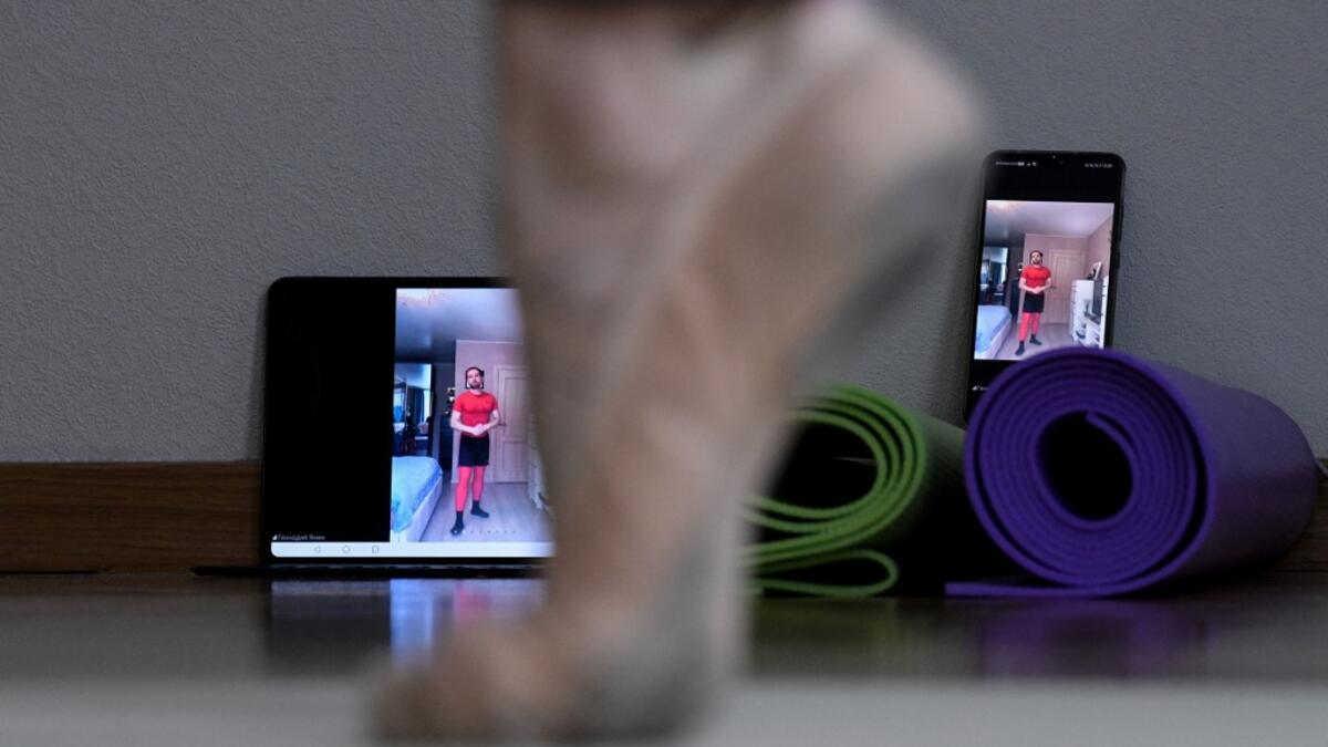 In the middle of their bedroom, Bolshoi ballet dancers Margarita Shrainer and Igor Tsvirko have placed a linoleum mat and a barre. Since the start of the lockdown, the couple, both soloists in the legendary troupe, have largely used their own initiative to keep up their dance skills at home. Kirill KUDRYAVTSEV / AFP