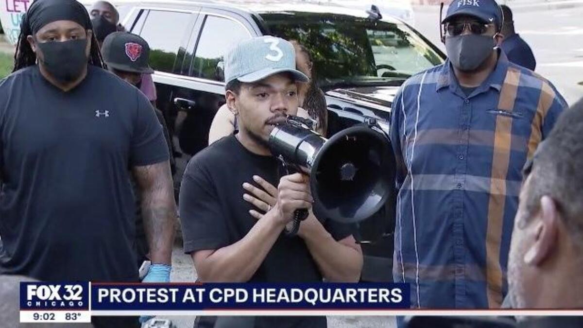 مغني الراب تشانس: شارك في الاحتجاجات التي شهدتها شيكاغو مطالبًا بمحاكمة وإدانة قتلة جورج فلويد، بتغريدة أعيد نشرها أكثر من 65 ألف مرة.