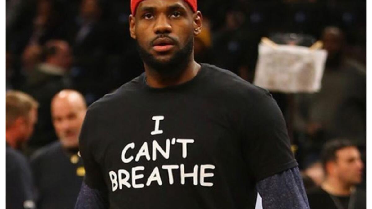 ليبرون جيمس: نشر لاعب كرة السلة الأمريكي صورة له مرتديًا "تي شيرت" كُتب عليه عبارة "I Can’t Breathe" وهي العبارة التي قالها "جورج فلويد" قبل وفاته بلحظات.