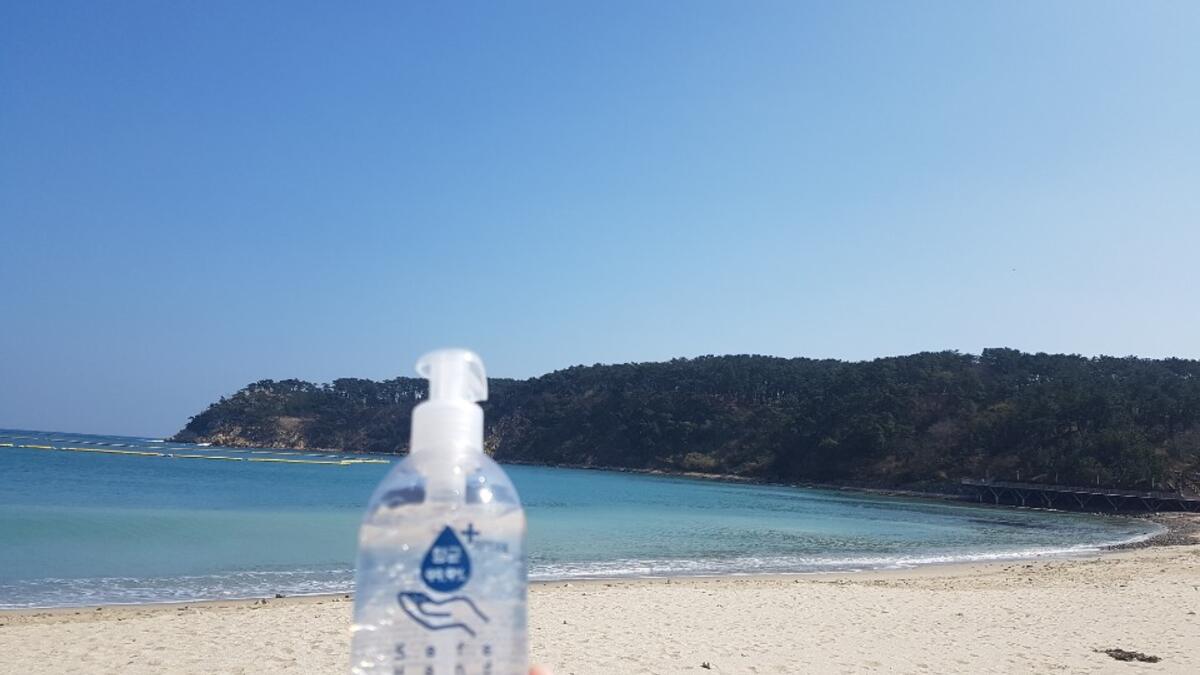 Coronacation: دمج كلمتي "كورونا" وVacation والتي تعني إجازة قسرية من العمل بسبب الفيروس.