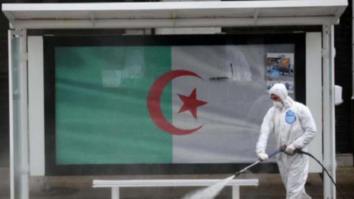 الجزائر: قررت الحكومة فرض وضع الكمامات الواقية في الشارع ابتداء من يوم عيد الفطر، كما منعت "منعًا باتًا دخول الأماكن العمومية كالأسواق المغطاة وغير المغطاة، والمحال التجارية والمقابر والمرائب وغيرها دون ارتداء كمامة، إضافة إلى التباعد المكاني والمسافات".