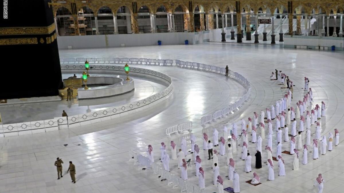 السعودية: شددت السلطات السعودية على ضرورة قضاء العيد في البيوت والالتزام بإجراءات التباعد والامتناع عن اللقاءات وتبادل التهاني مباشرة.