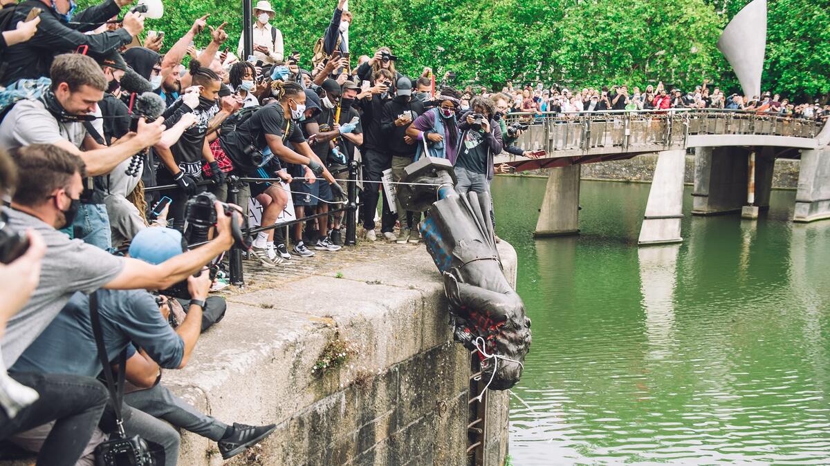 بريستول - بريطانيا: أسقط متظاهرون غاصبون تمثال "إدوارد كولستون"، أحد أبرز تجار الرقيق في عصره، ومن ثمّ إسقاطه في النهر، معبرين عن سخطهم لما حصل للأميركي "جورج فلويد".