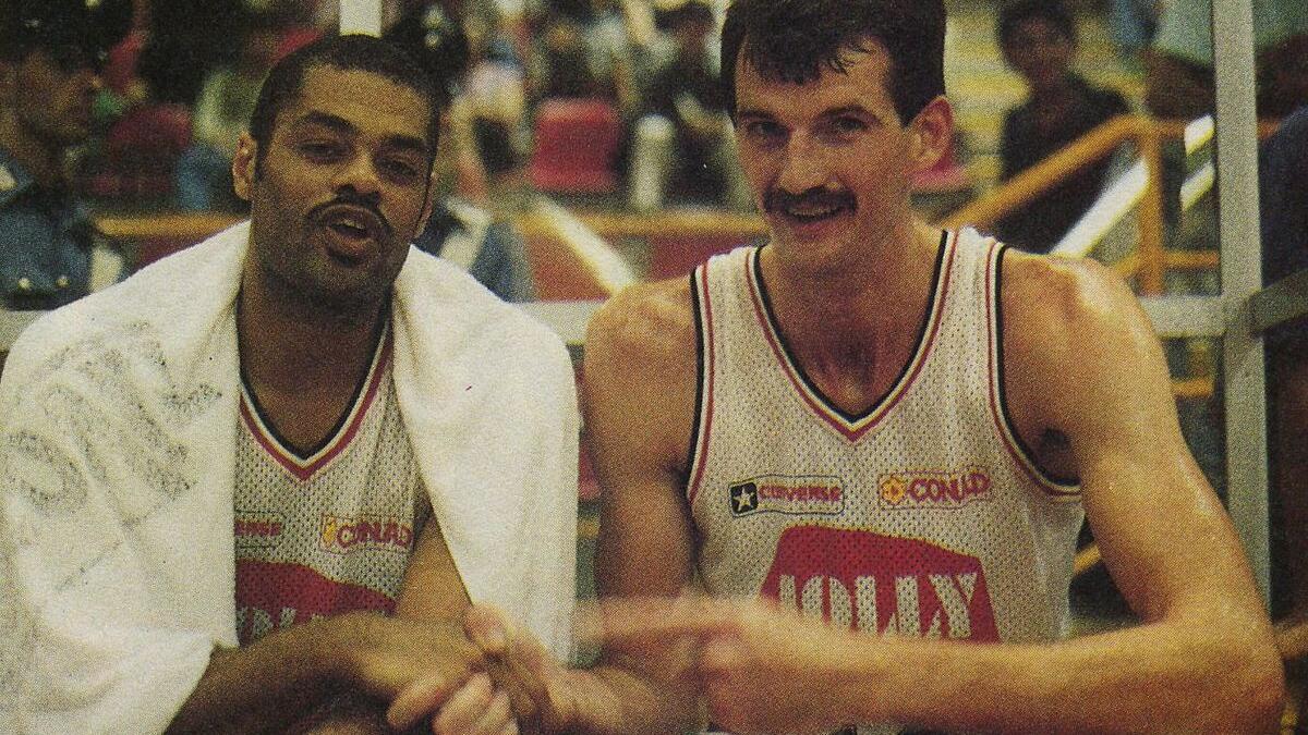 الأميركي تشاك نيفيت (يمين) بطول 226 سم