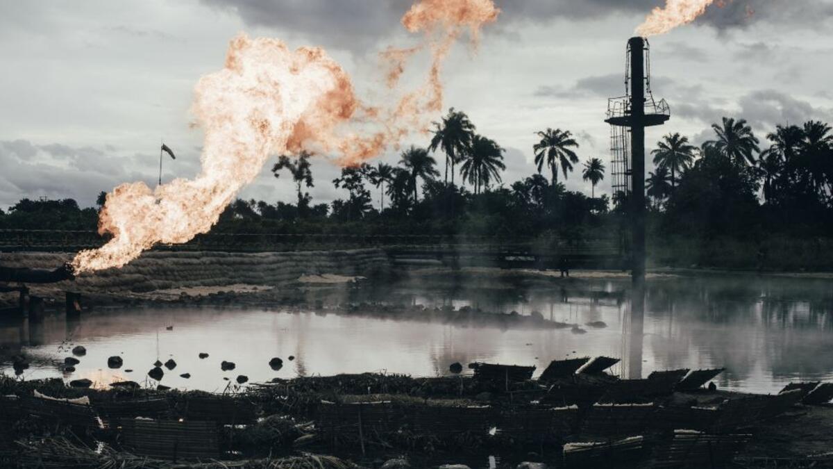 المركز الأول – البيئة: للمصور "روبن هينش" /  العنوان: موقع إحراق الغاز الطبيعي، أوغيلي، دلتا النيجر، نيجيريا.