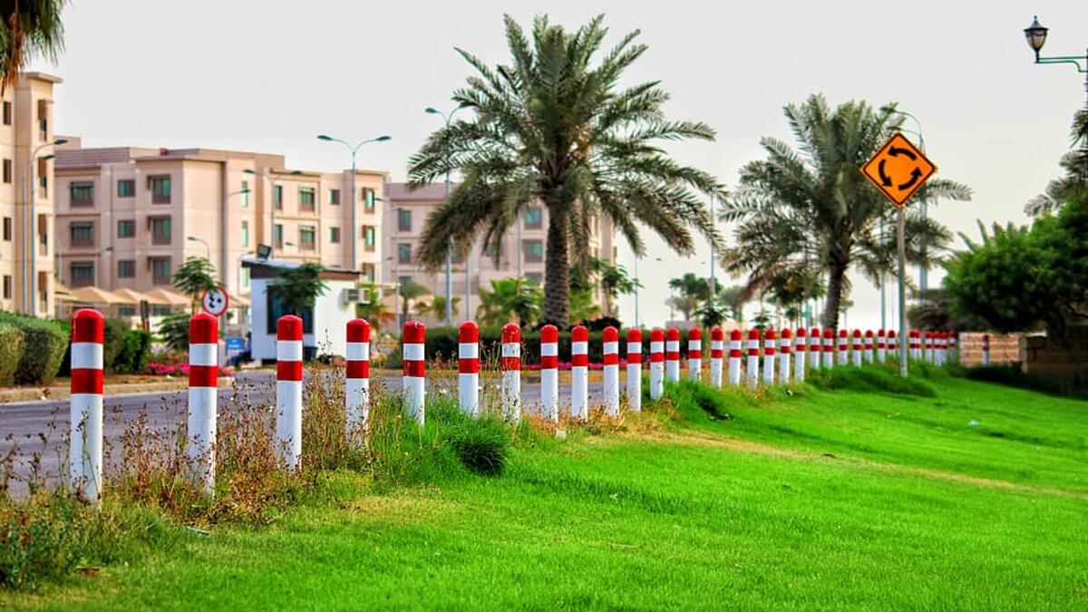 استكشف ينبع: تنقسم إلى جزئين رئيسيين، المدينة الحديثة حيث المنشآت النفطية والمصافي، وينبع البحر التي تمثل محطة هامة في طريق تجارة التوابل واستقبال الحجاج، وتشتهر بمينائها التاريخي، وأحيائها العتيقة، وشاطئها الرائع، وقد سكن الضابط الإنجليزي لورنس العرب بين عامي 1915 و1916.