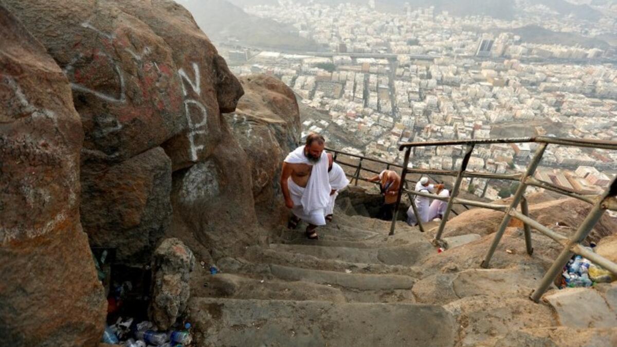 استخدام علامات بحيث تضمن مسافة متر ونصف بين الأفراد في السلالم الكهربائية أو السلالم الاعتيادية.