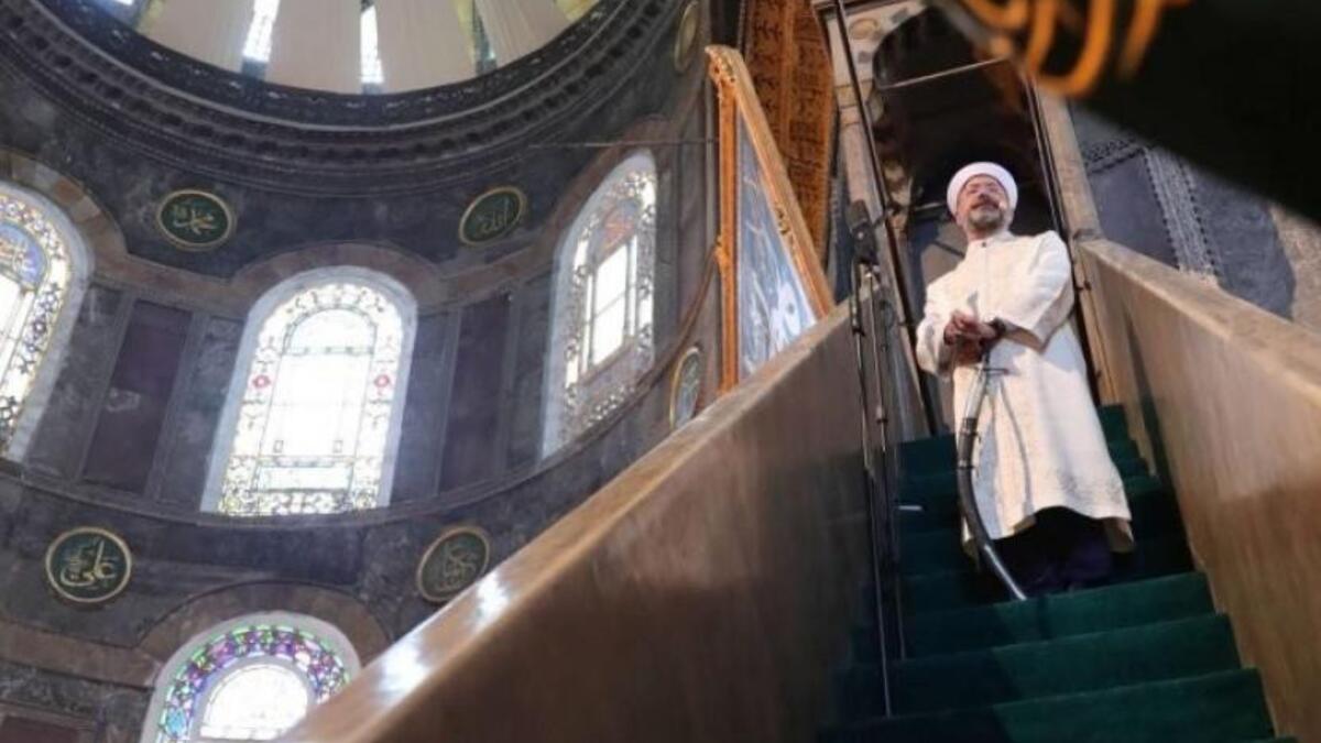 سيف أرباش: اعتلى وزير الشؤون الدينية التركي علي أرباش منبر آيا صوفيا حاملًا سيفًا بيده احياء لتقليد قديم يعود إلى السلطان محمد الفاتح، إذ دأب على تعليق رايتين على منبر المسجد ووضع سيف على جانب المدخل الأيمن للمنبر عند غزو أماكن جديدة.