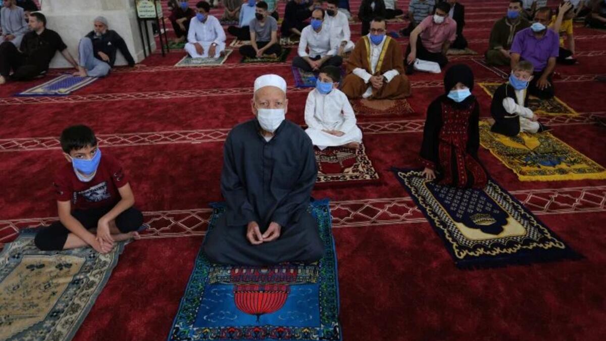 العراق: تم فرض حظر تجوال شامل في البلاد خلال عطلة عيد الأضحى، للحيلولة دون تفشي الفيروس، ما يعني منع الصلاة في عموم المساجد والساحات.