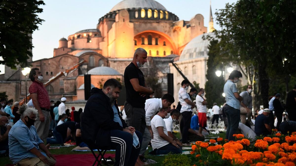 وتتألف "معاهدة لوزان" من 143 مادة، أهمها تلك التي تتعلق بتنظيم وضع تركيا الدولي، ورسم الجغرافيا السياسية لتركيا الحديثة وتحديد حدودها مع اليونان وبلغاريا إضافة إلى ترتيب علاقتها مع دول الحلفاء المنتصرين في الحرب العالمية.