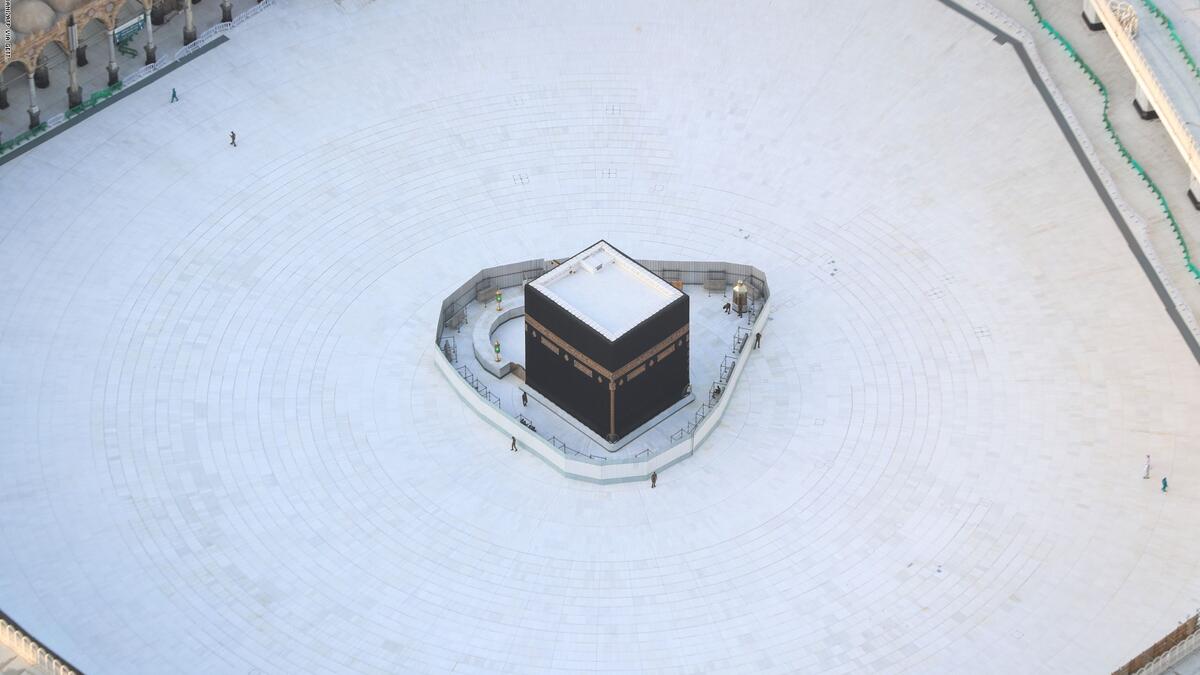 إلزام جميع الموظفين والحجاج والعمال الإفصاح عند الشعور بأعراض تنفسية أو حمى.