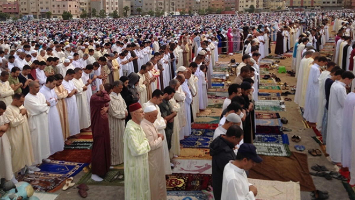 المغرب: أعلنت وزارة الشؤون الإسلامية المغربية، منع إقامة صلاة العيد في المساجد وجواز إقامتها في المنازل دون خطبة.