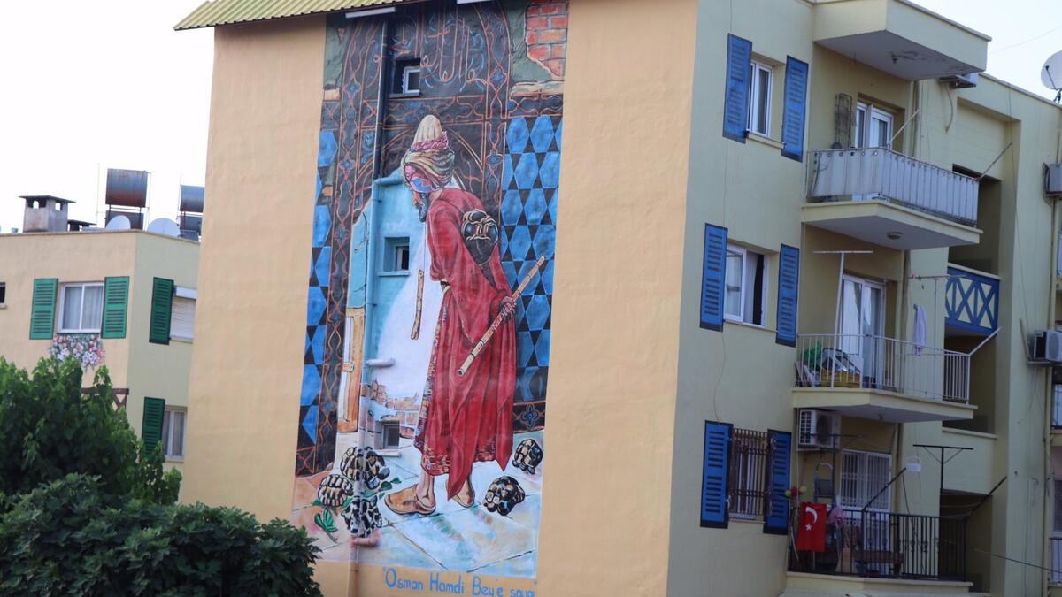 Decorating the building walls by climbing on the fire truck, Hazar says that his dream is to make Mersin an open-air art museum. (Twitter/@nocontextmersin)