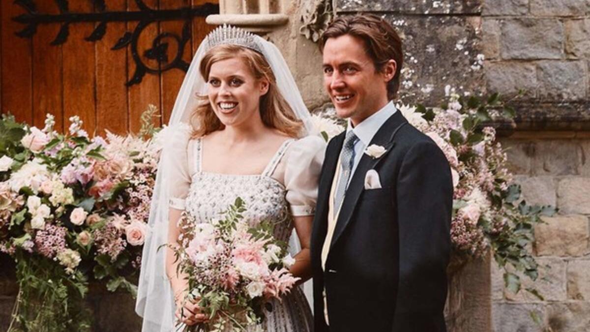 في هذه الأثناء ارتدى العريس "إدواردو" المعروف بـ"إيدو"، بدلة أنيقة مع "جيليه" باللون الذهبي من تصميم "جوش كولينز".