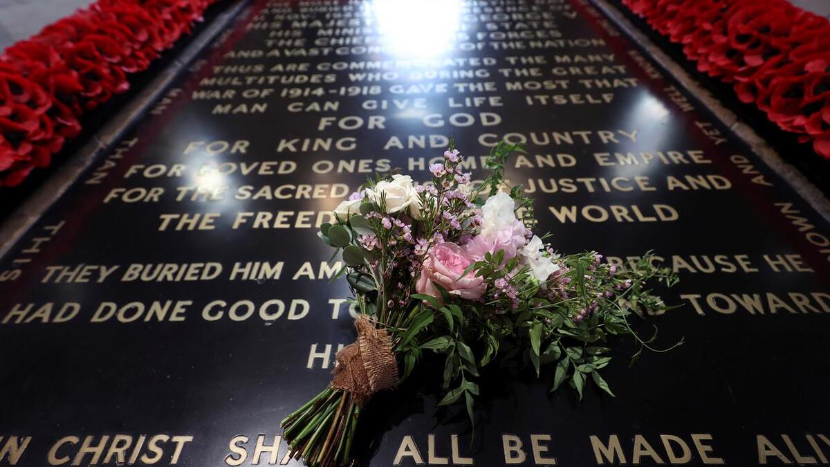 وبعد انتهاء الحفل، تم وضع باقة الورد على قبر المحارب المجهول في "دير وستمنستر".