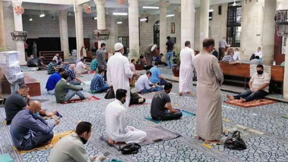 منعت بعض الدول العربية إقامة صلاة عيد الأضحى في المساجد والساحات، وحصرتها في المنازل أو مساجد محددة وفق ضوابط وقيود معينة، وافقت دول أخرى بشكل جزئي أو كلي على السماح بها.