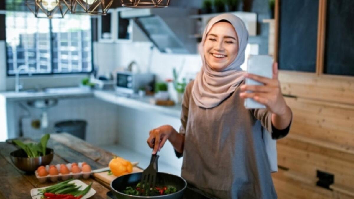 سيأخذ التواصل مع صلة الرحم والأقارب منحى تكنولوجيًا لنقل التهنئة إلى العالم الافتراضي عبر إنستغرام أو تويتر أو فيسبوك، أو التواصل عبر الفيديوهات والتيك توك، أو باستخدم تطبيقي "واتساب" و"فيس تايم".