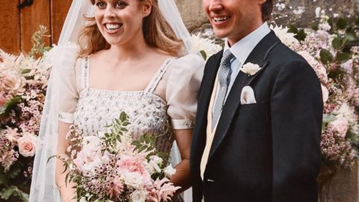 حملت العروس باقة من الياسمين مع ورود الـ Sweet pea الوردية مع أفرع من الآس، وصنعها "باتريس فان هيلدين"، صاحب شركة RVH Floral Design.