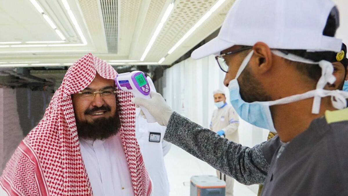 تجهيز غرفة أو دور لعزل الحالات المشتبه بها من القائمين على مسار الحج والموظفين أو الحجاج داخل العمائر السكنية وكافة المرافق حتى يتم التواصل مع الجهات المختصة وعمل الإجراءات اللازمة.