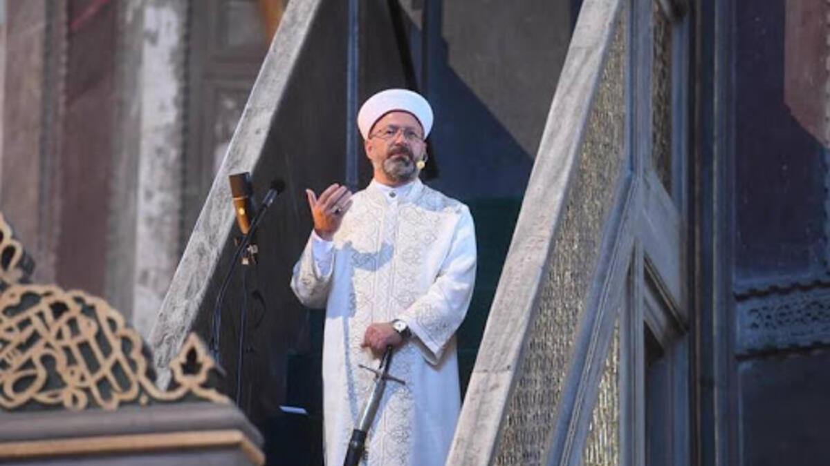 وجرت العادة بأن يرفع الخطيب السيف بيده اليمنى في حالة الترهيب بينما يمسكه بيده اليسرى إذا أراد بعث رسائل طمأنة.