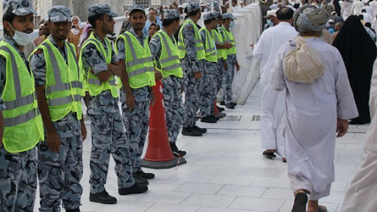 يجب تنظيم انتظار الحجاج عند نقاط التجمع، تسليم الأمتعة واستلامها والمطاعم بوضع علامات أو ملصقات مرئية على الأرض تضمن مسافة متر ونصف بين الأفراد.