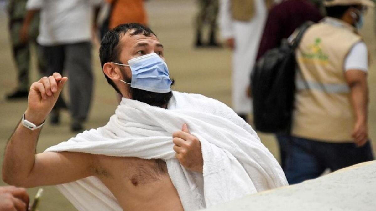 ارتدى الحجاج ملابس الإحرام البيضاء وكمامات طبية وحافظوا على التباعد الاجتماعي.