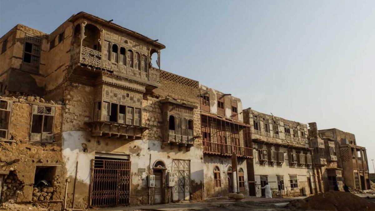 يُطل المنزل على ثلاث جهات، الجنوبية وتشرف على السوق القديم، والشمالية وتطل على مقبرة ينبع القديمة، والغربية التي تطل على البحر والميناء التجاري لينبع.