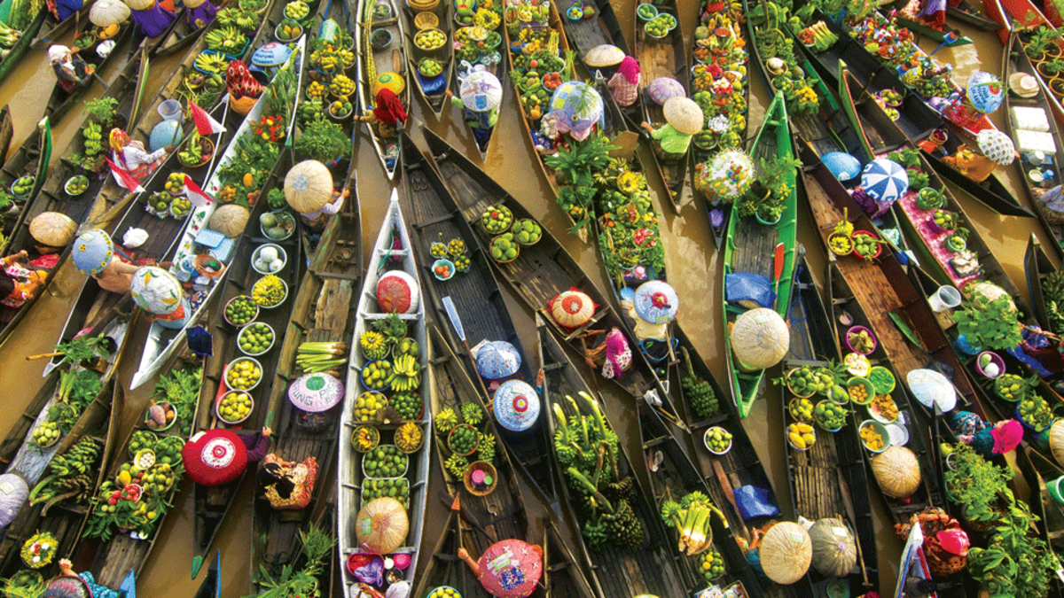 سوق Muara Kuin العائم في إندونيسيا