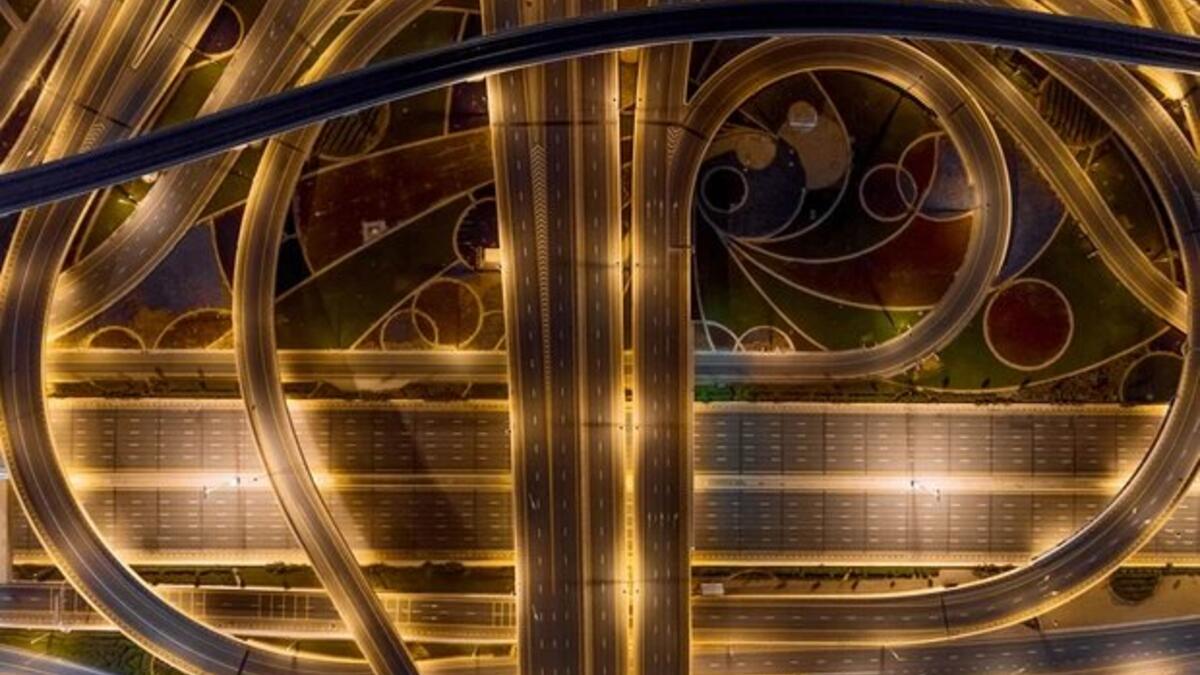 الإغلاق الكامل: الطريق السريع الأكثر إزدحامًا في دبي – للمصور "بشير مكرزل".