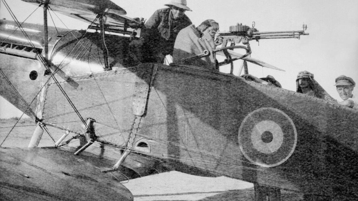 بعد الحرب العالمية الأولى أُعيدَ تجنيده تحت أسماءٍ مُستعارة في سلاح الجو الملكي لتجنُّب وهج الشهرة.