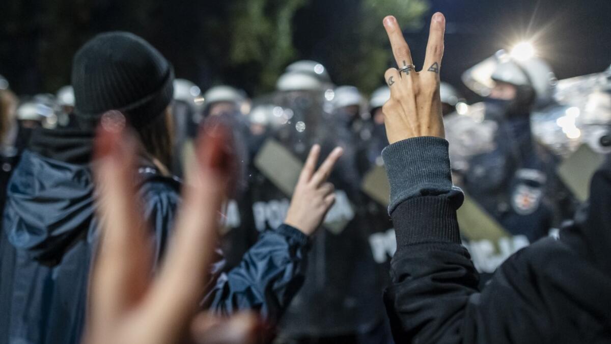 Protestors face off with riot police guarding the house of Jaroslaw Kaczynski, leader of Poland's ruling Law and Justice party (PIS) during a demonstration against a decision by the Constitutional Court on abortion law restriction,in Warsaw on October 23, 2020. Wojtek RADWANSKI / AFP