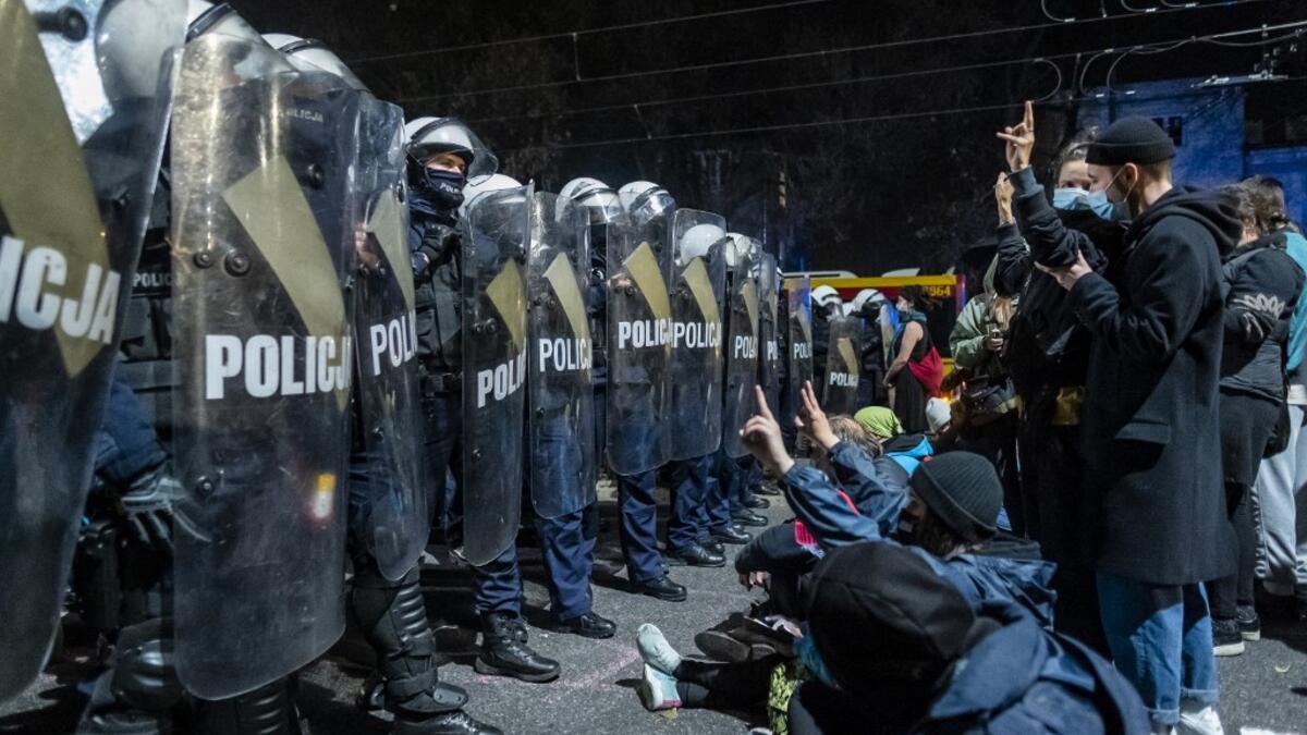Protestors face off with riot police guarding the house of Jaroslaw Kaczynski, leader of Poland's ruling Law and Justice party (PIS) during a demonstration against a decision by the Constitutional Court on abortion law restriction,in Warsaw on October 23, 2020. Wojtek RADWANSKI / AFP