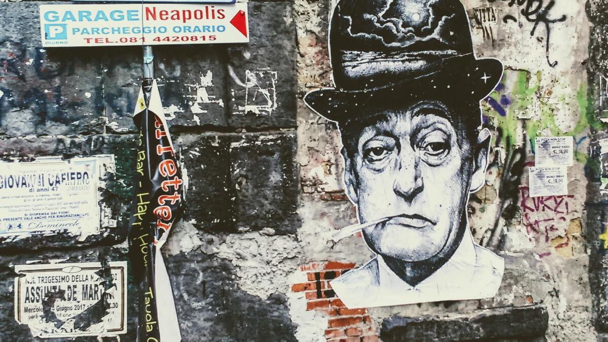 Narrow alley with street art in Naples, Italy/Photo by Ewelina Lepionko