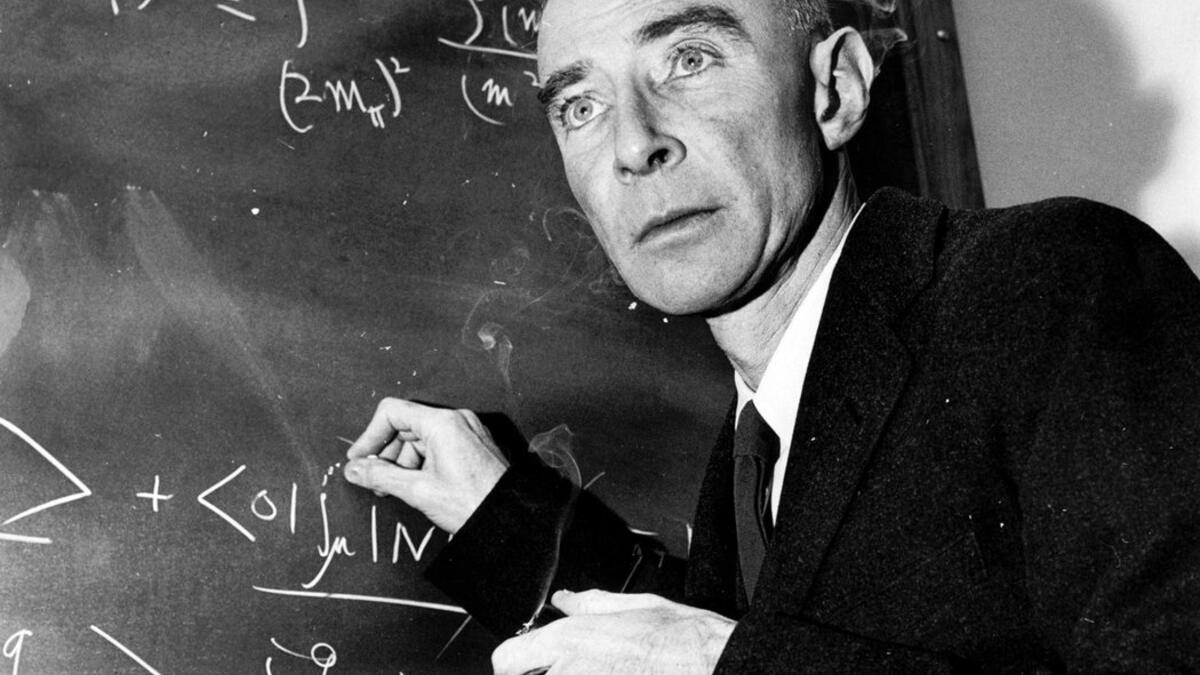 وفي عام 2015، قارنته صحيفة نيويورك تايمز بالفيزيائي الذي أدار مشروع مانهاتن، روبرت أوبنهايمر، والذي أنتج خلال الحرب العالمية الثانية أول أسلحة ذرية.