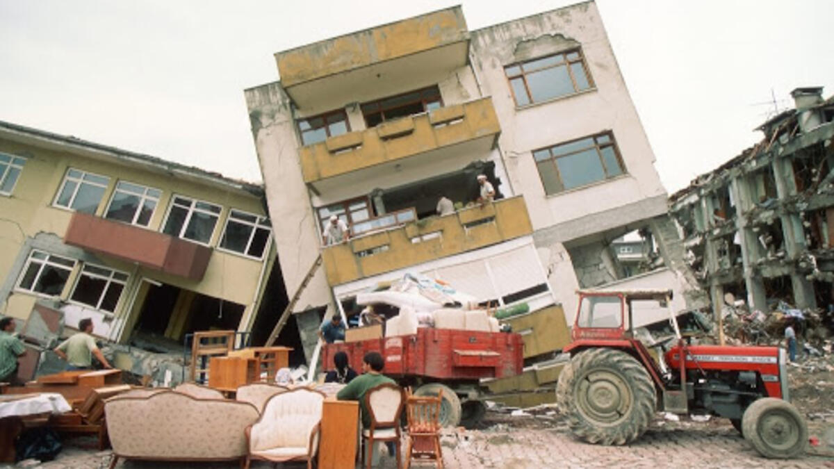 وبعد ثواني معدودة، أصبحت مدينة إزميد على بعد نحو 70 كيلومترًا من إسطنبول، مجرد حطامٍ جراء الأضرار الناتجة عن الزلزال المدمر، حيث انهار وتضرر أكثر من 300 ألف منزل ومبنى تجاري، كما وصلت التداعيات إلى بعض أحياء إسطنبول وسكاريا ومدن أخرى.