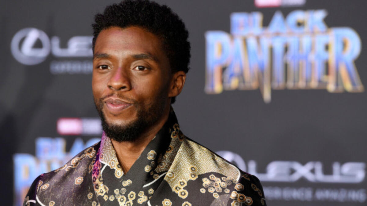 توفي ممثل فيلم Black Panther تشادويك بوسمان عن عمر يناهز 43 عامًا بعد معركة استمرت أربع سنوات مع سرطان القولون. وصدمت وفاته في 28 أغسطس المعجبين، لأنه أكمل العديد من الأفلام الرائجة خلال فترة مرضه وتلقيه العلاج الكيماوي.