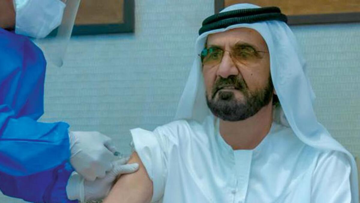 تلقى حاكم دبي الشيخ محمد بن راشد مطلع نوفمبر الماضي الجرعة الأولى من لقاح ضد فيروس كورونا المستجد، تماشيًا مع خطة وزارة الصحة ووقاية المجتمع التي تم الإعلان عنها.