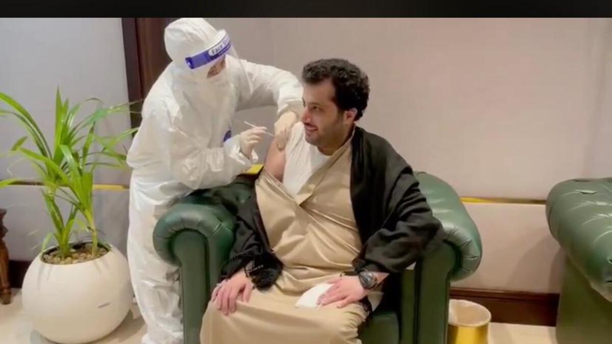 أعلن المستشار تركى آل الشيخ، رئيس هيئة الترفيه بالسعودية، تلقيه لقاح فيروس "كورونا"، داعيًا مواطنيه للحصول عليه فى أقرب وقت.