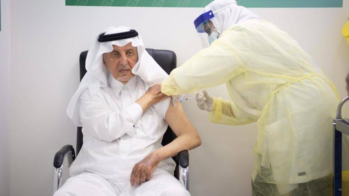 تلقى مستشار خادم الحرمين الشريفين أمير منطقة مكة خالد الفيصل، الجرعة الأولى من لقاح كورونا (كوفيد - 19) في مركز اللقاحات الأول بجدة في 26 ديسمبر الجاري.